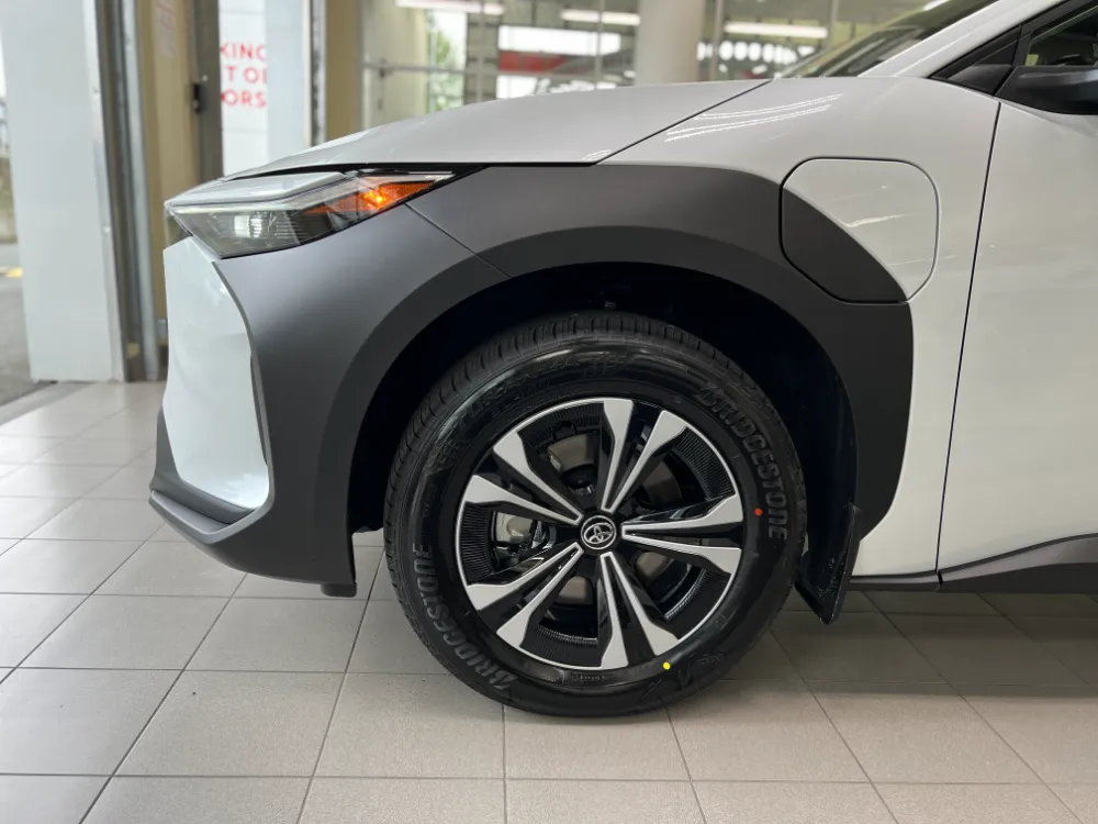 2023 toyota bz4x le fwd white 5